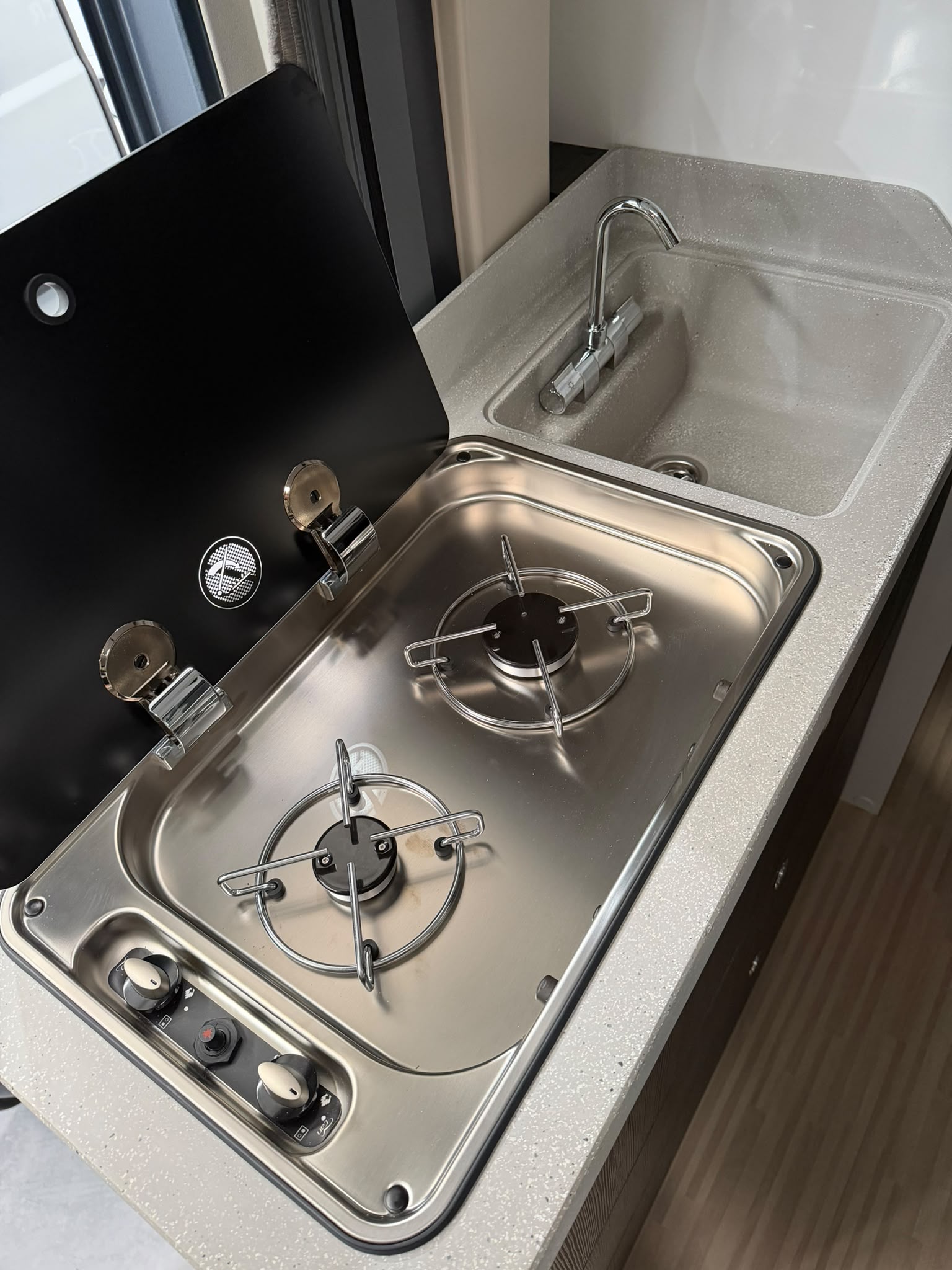 Cocina a gas de 2 fuegos con fregadero de acero inoxidable y cajones de almacenaje