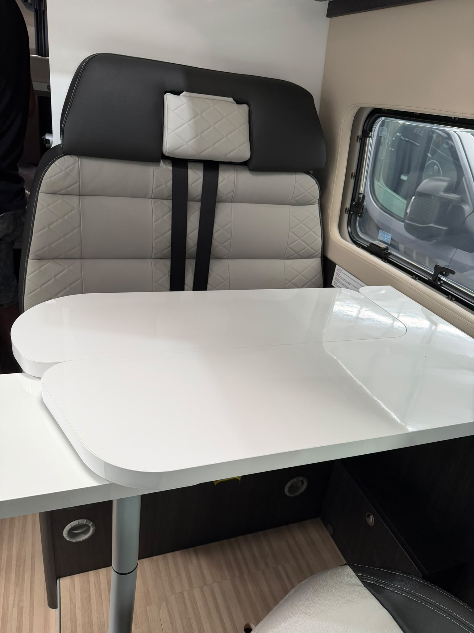 Mesa de salón comedor extensible para trabajar en la camper