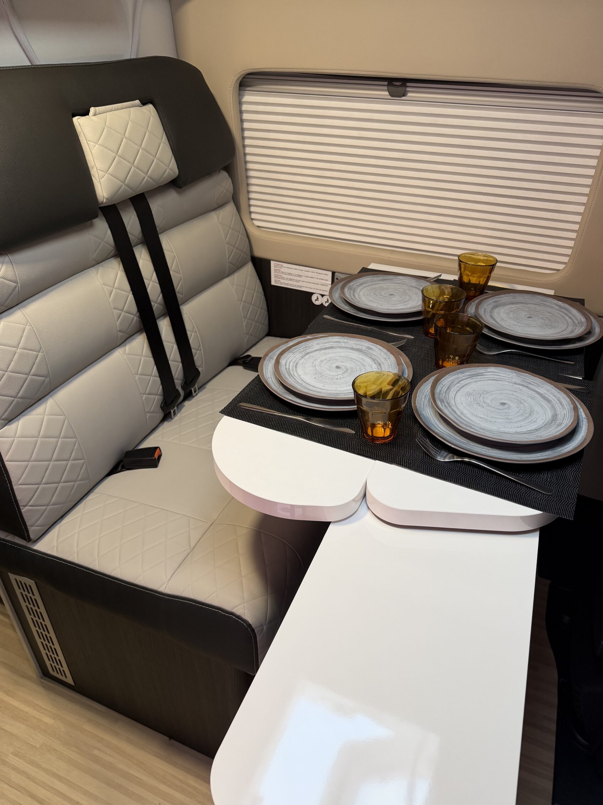 Interior de la camper de Nicracamper con zona de descanso y salón para viajar con niños
