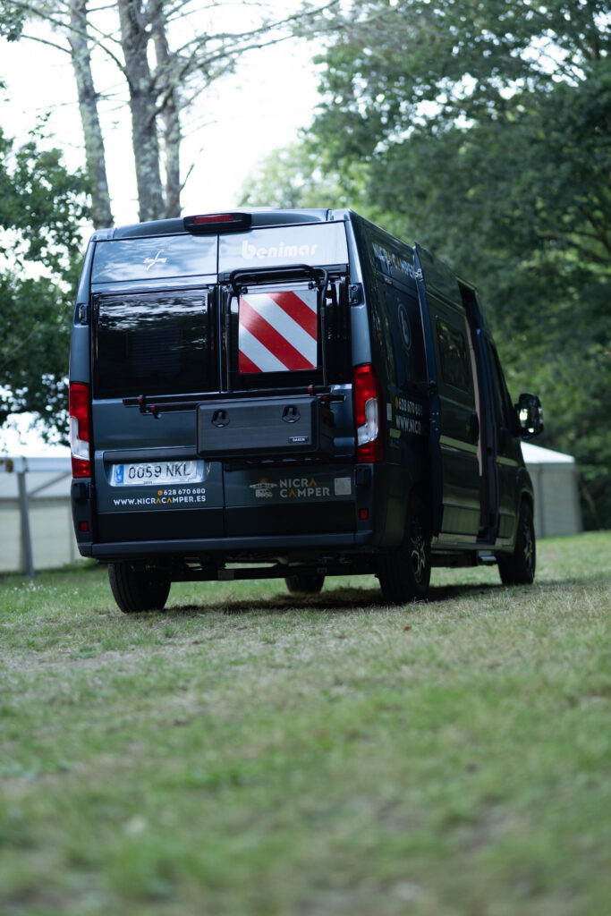 Detalle del baúl exterior de gran capacidad de la camper