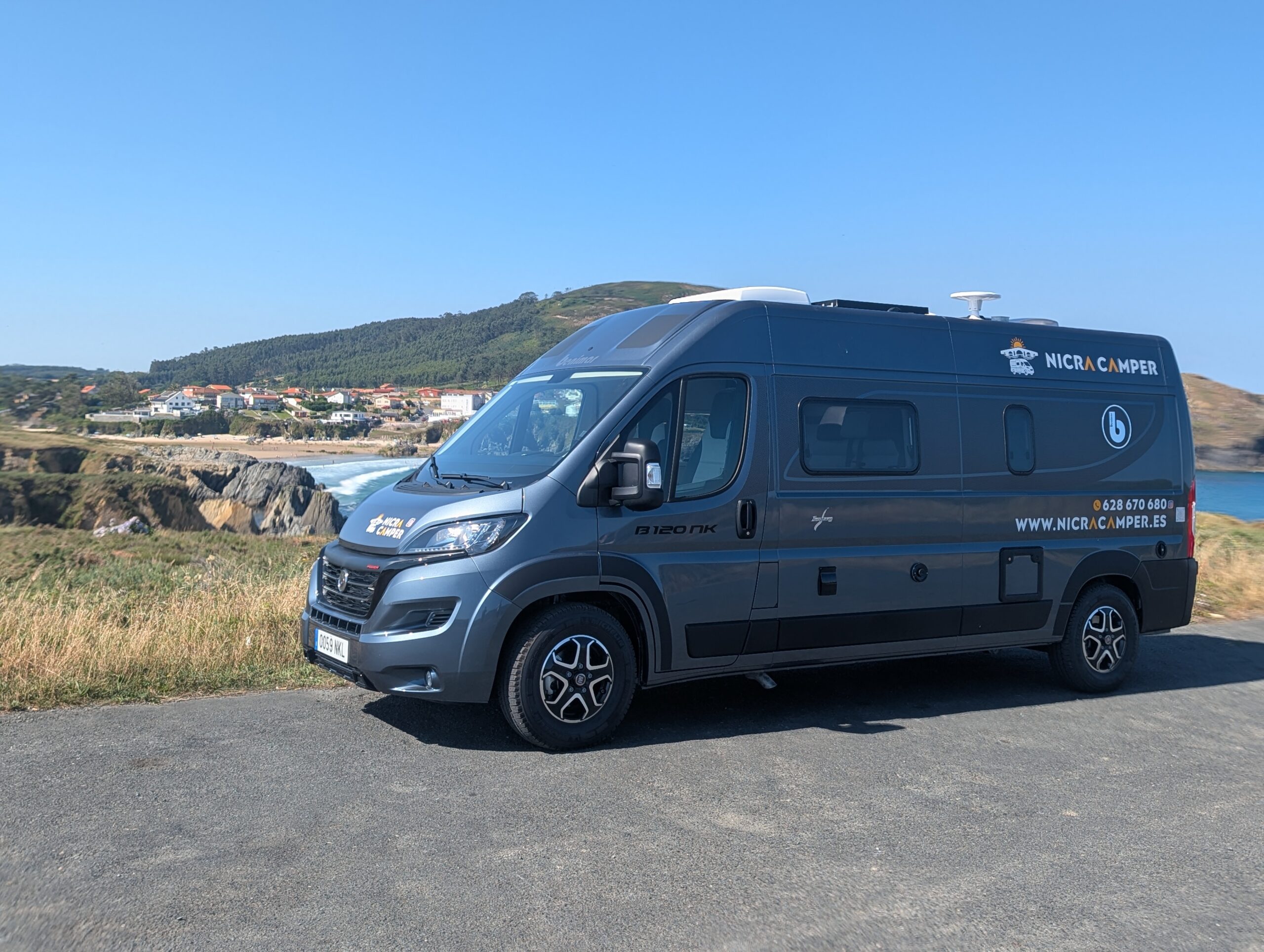 Familia viajando con niños en la camper Benimar Benivan 120 de Nicracamper por Galicia