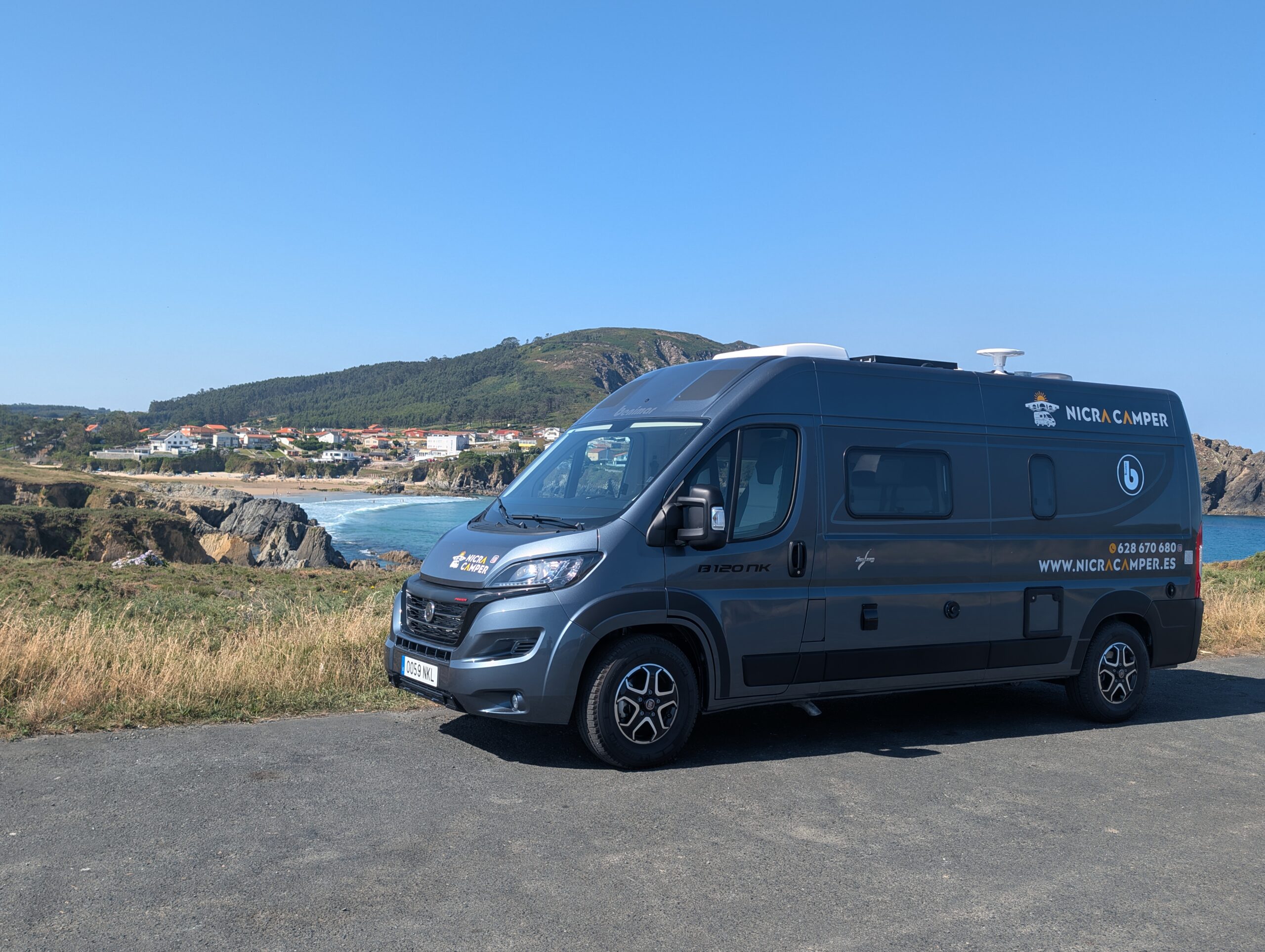 Furgoneta camper Benimar aparcada frente al mar en Galicia