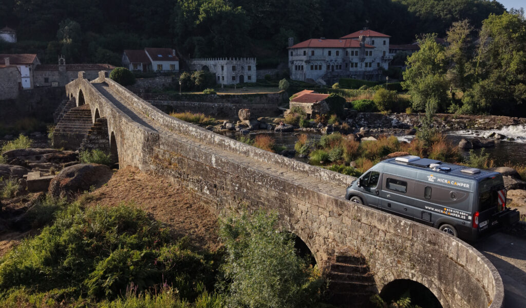 Nuestra furgo camper en el Puente de Ponte Maceira ( Negreira)
Nicracamper